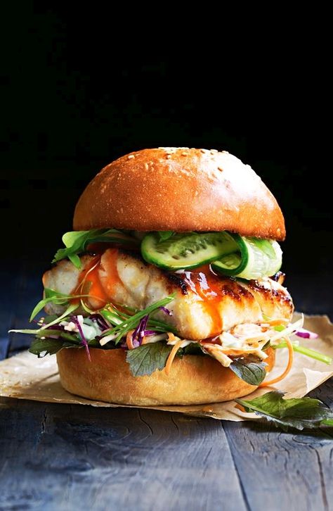 Miso Fish Burger with Pickled Cucumber & Slaw Miso Fish, Pickled Cucumber, Fish Burger, Fish Sandwich, Idee Pasto Sano, Chicken Sandwich, Burger Recipes, Fish Dishes, Cafe Food