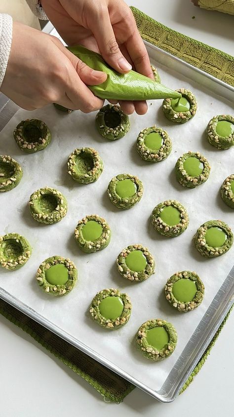 Another kuih raya ideas for matcha lovers to try! 🍵✨ - Matcha Button Cookies 250g pure salted butter (softened) 150g (1 1/4 cup)… | Instagram Raya Cookies, Button Cookies, Kuih Raya, Red Velvet Cake Recipe, Butter Cookie, Biscuit Cookies, Velvet Cake, Red Velvet Cake, Aesthetic Images