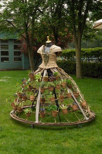 Traje Upcycle Garden, Garden Vines, Garden Dress, Backyard Playground, Unique Gardens, Deco Floral, Garden Art Diy, Garden Crafts, Dream Garden