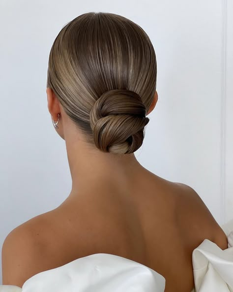 Wedding ideas • Instagram Low Updo Hairstyles, Bride Hairstyles Updo, Wedding Bun, Elegant Hairstyle, Wedding Hair Up, Bridal Hair Buns, Wedding Hair Inspiration, Wedding Hair Makeup, Sleek Ponytail