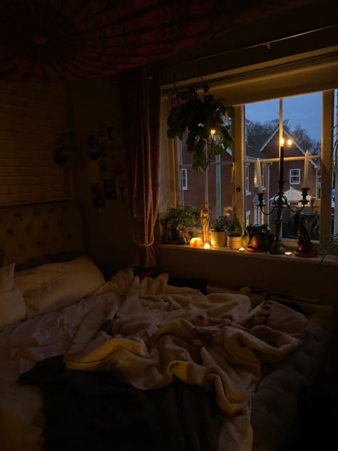 Sitting In Room Aesthetic, Winter Room Aesthetic Bedroom, Autumn Aesthetic Bedroom Ideas, Autumn Aesthetic Rooms, Cozy Bedroom Aesthetic Rainy Day, Cold Room Aesthetic, Comfy Room Aesthetic Vintage, Cozy Rainy Bedroom Aesthetic, Autumn Aesthetic Room Ideas