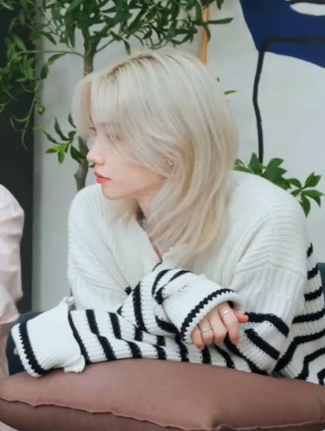 Felix Headphones, Lee Felix Blonde Hair, Felix Long Hair 2024, Felix Bare Face, Felix Side Eye, Felix Side Profile, Felix Stz, Felix Long Hair, Felix Back