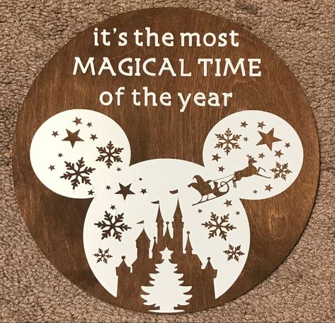 Disney door hanger Disney Christmas Door Hanger, Disney Christmas Signs, Disney Door Hanger, Disney Christmas Crafts, Disney Decorations, Disney Projects, Christmas Chalkboard Art, Disney Thanksgiving, Outdoor Christmas Diy