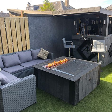 Garden bar ideas to inspire – create an outdoor bar drinking den at home Home Terrace Bar Ideas, Garden Bar Decor Ideas, Outdoor Home Bar Ideas, Outside Bar Ideas Patio, Small Garden Bar, Small Garden Bar Ideas, Small Outdoor Bar Ideas, Backyard Tiki Bar, Fireplace Backyard