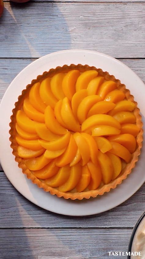 This isn't just an easy homemade peach pie recipe, but it's a 4-ingredient no bake pie! All you need is canned peaches, double cream, some pastry dough and icing sugar. You can do it with your eyes closed. Almost. Homemade Peach Pie, Peach Pie Recipe, No Bake Pie, Peach Pie Recipes, Baked Peach, Peach Pie, India Food, Peach Recipe, Idee Pasto Sano