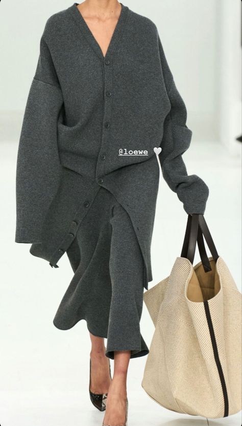 Aw 2023, Spring Knitwear, Minimalistic Outfits, Moda Paris, Grey Outfit, Style Fall, Jw Anderson, 가을 패션, Fall 2023