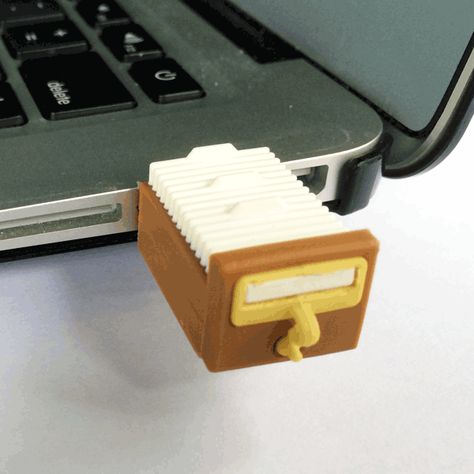 Awe, a tiny card catalog USB drive. From the brilliant folks at Unshelved. Library Humor, Library Card Catalog, Usb Design, Instruções Origami, Card Catalog, Teaching Literacy, Thumb Drive, Library Card, Pen Drive