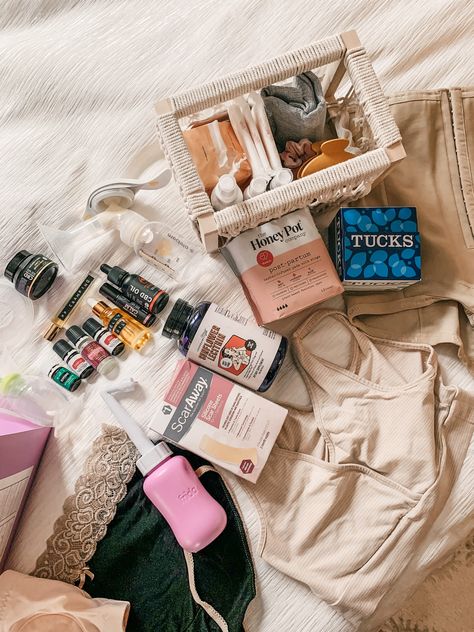 Post Partum Necessities New Moms, New Mom Things, Postpartum Kit For Mom, Postpartum Must Haves For Mom, Bedside Postpartum Basket, Natural Postpartum Essentials, Best Postpartum Gifts, Postpartum Setup, Postpartum Snack Basket