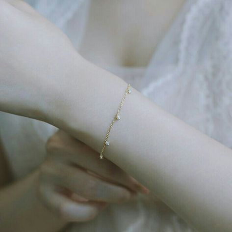 Pale Skin Gold Jewelry, Gold Jewelry Pale Skin, Vj Collection, Pale White Skin, Pale White, White Skin, Pale Skin, Elegant Accessories, Bling Bling