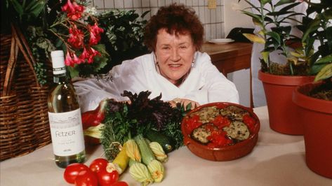 Julia Childs, Recipe For Hollandaise Sauce, Cooking Icon, Julia Child Recipes, Mushroom Dish, Classic French Dishes, Slow Cooked Beef, How To Cook Beans, French Dishes