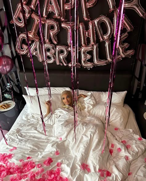 Birthday Bed Photoshoot, Bed Birthday Photoshoot, Hotel Birthday Photoshoot, Its My 19th Birthday, Bd Gifts, Sweet 16 Sleepover, Hotel Birthday Parties, Toddler Fits, Surprise Birthday Decorations