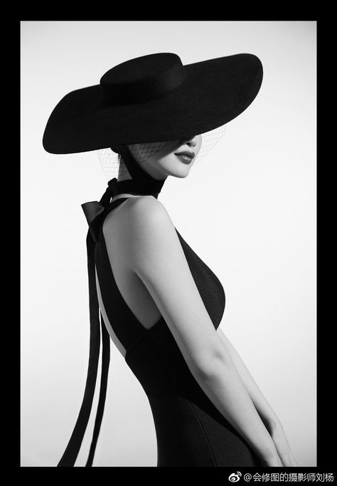 Prada Fashion Illustration, Large Hat Photoshoot, Black And White Fashion Photography, Debut Photoshoot, Fashion Model Poses, High Fashion Photography, Photographie Portrait Inspiration, Model Poses Photography, Instagram Photo Inspiration