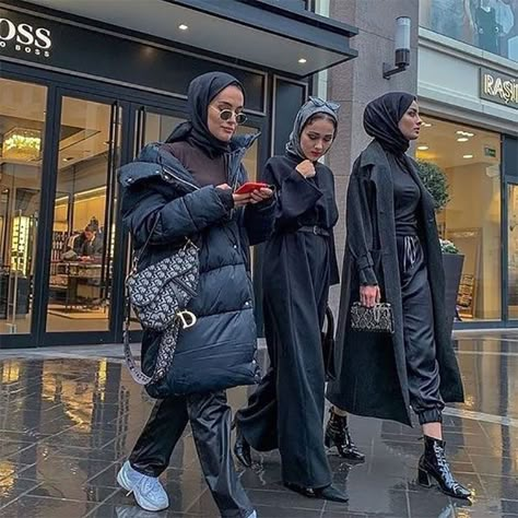 Hijab-Fashion Street Hijab, Concert Pictures, Estilo Hijab, Stile Hijab, Head Coverings, Street Hijab Fashion, Modern Hijab Fashion, Winter Pins, Mode Turban