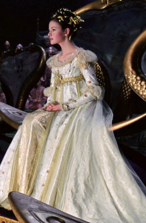 French Royalty Dress, Beauty And The Beast 2014 Dresses, Italian Royalty Aesthetic, Bridgeton Costumes, 1500s Aesthetic, Medieval Dress Aesthetic, Royal Aesthetic Princess, Coronation Gown, Royalty Fashion