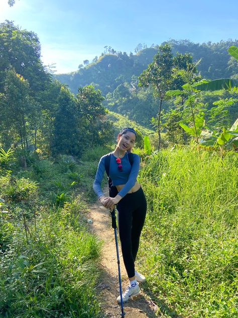 Ootd Sport, Trekking Photography, Trek Ideas, Hijab Fits, Camping Outfit, Trekking Outfit, Hiking Girl, Outfit Hiking, Shillong