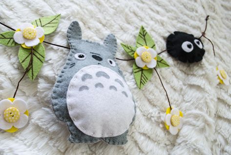 Tutorial: TOTORO Mobile DIY Totoro Crafts, Totoro Nursery, Totoro Diy, Studio Ghibli Crafts, Totoro Party, Trail Cam, Baby Mobil, Creepy Images, Anime Crafts