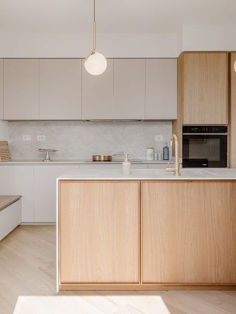 Livorno Italy, Minimal Kitchen, Beige Kitchen, Home Fix, Oak Kitchen, House Design Kitchen, Kitchen Inspiration Design, Kitchen Diner, Apartment Kitchen