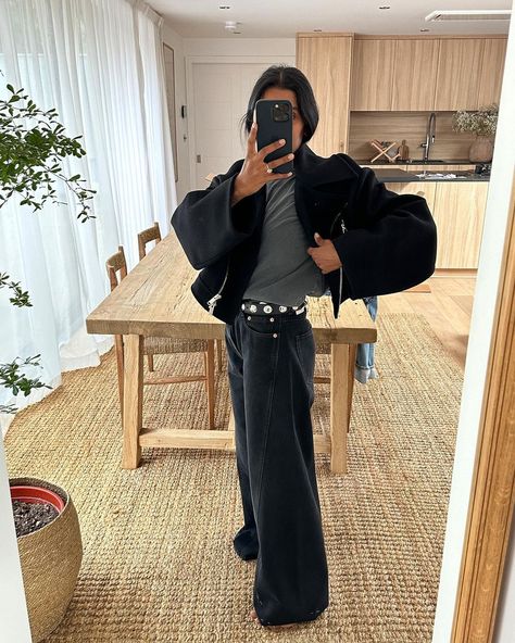 Monikh (@monikh) • Instagram-foto's en -video's Black Wide Leg Jeans Outfit, Monikh Dale, Denim Styling, Black Wide Leg Jeans, Cold Fashion, Post Partum, Winter Mode, Studded Belt, Jeans Outfit