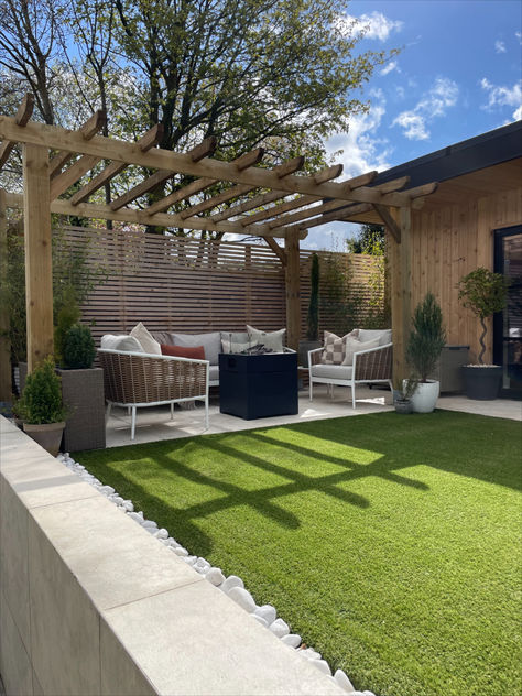 Featuring our best-selling Cedar Slatted Panels, Cedar Shadow Gap Cladding, and Cedar Slatted Planter, all beautifully complemented by an Open Roofed Pergola! Slat Wall Outdoor, Slat Wall Exterior, Roofed Pergola, Slatted Planter, Wooden Slat Wall, Agricultural Fencing, Shadow Gap, Garden Uk, Timber Gates