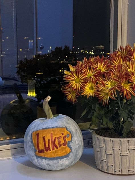 Pumpkin Painting Ideas Gilmore, Pumpkin Painting Gilmore Girls Ideas, Gilmore Girls Pumpkin Carving Ideas, Gilmore Girls Pumpkin Painting, Gilmore Girls Pumpkin, Cute Painted Pumpkin Ideas, Creative Pumpkin Painting, Lukes Diner, Painted Pumpkin