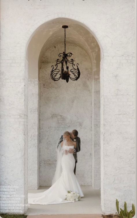 European Elopement Aesthetic, Castle Wedding Photoshoot, Wedding Photography Castle, Wedding Chapel Photography, Old Castle Wedding Photos, Wedding Couple Photos, European Wedding, Wedding Picture Poses, Wedding Photography Styles