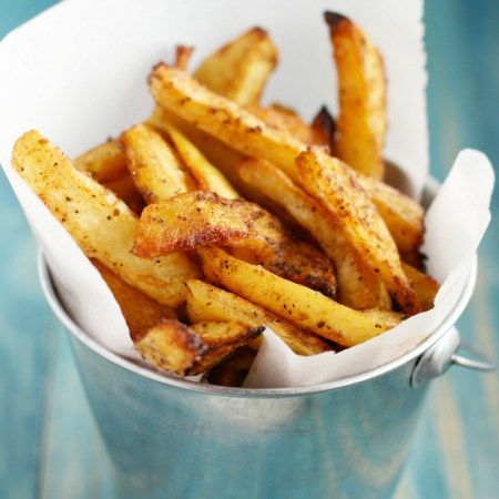 These baked oven fries are crispy, seasoned, and so delicious! Perfect with a burger! #comfortfood Fries Recipe Oven, Burger Side Dishes, Eggplant Fries, Oven Fries, Summer Eats, Food Salad, Chicken Lasagna, Best Oven, Cheese Chicken