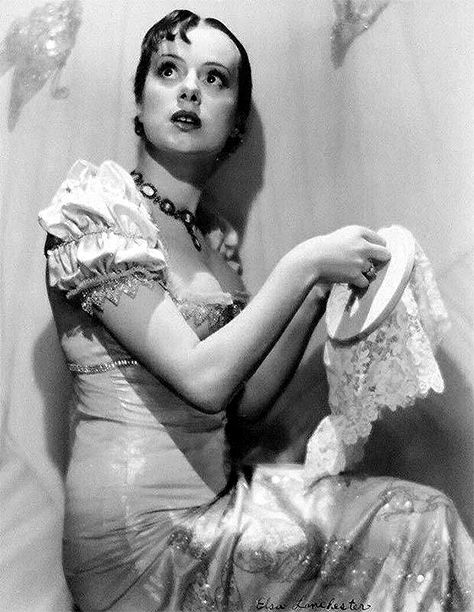 Elsa Lanchester (28th October 1902 – 26th December 1986), an English actress with a long career in theatre, film and television. Elsa started her career in theatre and cabaret and began playing small roles in British films in the late 1920's including the role of Anne of Cleves with husband Charles Laughton in 'The Private Life of Henry VIII' (1933). It was her joint role as Mary Shelley and the iconic title character in 'Bride of Frankenstein' (1935) that brought her mass recognition. Hollywood Monsters, Frankenstein 1931, Charles Laughton, Universal Horror, Elsa Lanchester, The Bride Of Frankenstein, Famous Females, Monster Movies, Boris Karloff