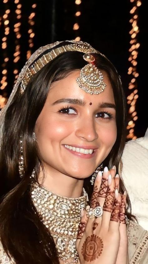 Alia Bhatt Wedding Nails, Kiara Advani Mehendi, Alia Bhatt Mehendi Design, Alia Bhatt Nails, Lehnga Photoshoot, Kiara Advani Wedding, Lehnga Photoshoot Poses, Indian Makeup Looks, Pakistani Traditional