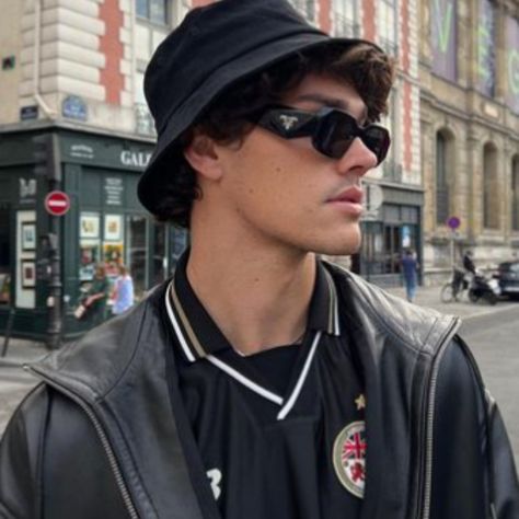 Noah Beck de Prada 😎 #oticaswanny Prada Sunglasses Outfit Men, Prada Bucket Hat Outfit, Prada Sunglasses Outfit, Bucket Hat Outfit Mens, Tom Shelby, Cargo Pants Outfit Men, Relaxed Fashion, Bucket Hat Outfit, Noah Beck