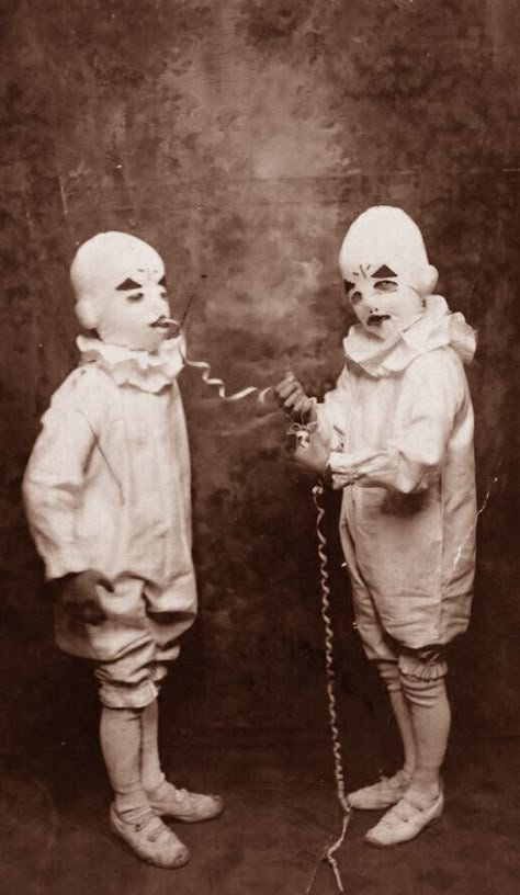 Miss Peregrine's Peculiar Children, Pierrot Clown, Peregrine's Home For Peculiars, Miss Peregrines Home For Peculiar, Creepy Vintage, Creepy Photos, Miss Peregrine, Peculiar Children, Tim Burton Films