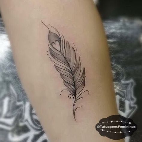 Tattoo Plume, Tattoo Son, Feather Tattoo Design, Geniale Tattoos, Arrow Tattoos, Feather Tattoo, Music Tattoos, Feather Tattoos, Sister Tattoos