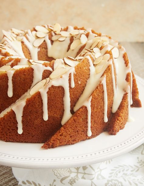 If you love almonds in a big way, you must try this fantastic Amaretto Almond Bundt Cake. Such a lovely, delicious cake! - Bake or Break ~ https://bakeorbreak.com Amaretto Bundt Cake, Almond Bundt Cake, Cake Glaze, Amaretto Cake, Cake Bundt, Weight Watcher Desserts, Cake Mug, Torte Cupcake, Low Carb Dessert