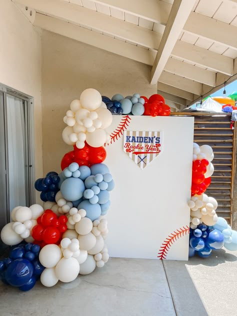 Baseball Birthday Balloons, Baseball Balloon Garland, Sports Balloons, Baseball First Birthday Party, Birthday Event Ideas, Volleyball Birthday, Balloon Displays, Balloon Pillars, Baseball First Birthday