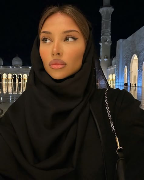 #khaleeji #abaya #makeup #saudi #emirati #hijab #hair Abaya Girl, Khaleeji Abaya, Arabian Women, Arabian Beauty Women, Arab Beauty, Arab Fashion, Arab Women, Insta Photo Ideas, Cute Makeup