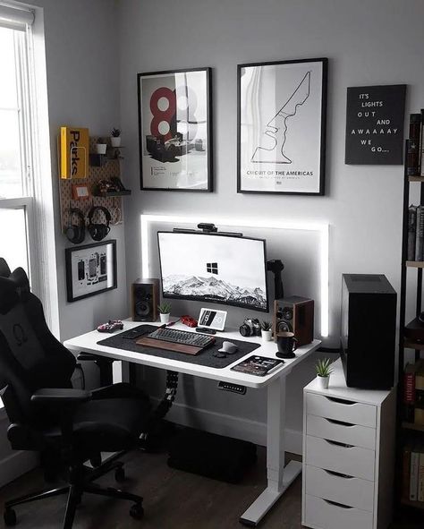 White Desk Setup, Small Room Setup, Studio In Casa, Mens Bedroom Decor, Home Studio Setup, Desktop Setup, Desk Inspiration, Bedroom Setup, Office Room Decor