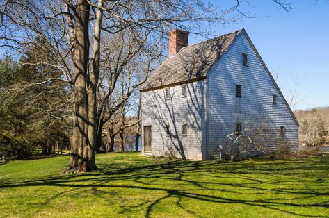 A classic staple of New England architecture, Saltbox-style houses first appeared in the United States around 1650, making them among the oldest examples of American Colonial-style architecture. The building style, with its signature, steeply pitched asymmetrical roof on one side, remained a popular choice in the 17th and 18th centuries. With their... Saltbox Houses Exterior, House With A Big Yard, American Colonial Architecture, American Colonial Style, Saltbox House, Houses Exterior, Colonial Mansion, House Silhouette, Clapboard Siding