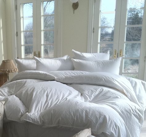 Big Fluffy Beds Cozy, Big Fluffy Bedding, Super Fluffy Comforters, Fluffy Comforters Aesthetic, Big Comfy Bed Aesthetic, Super Comfy Bed, Big Cozy Bed, Big Bed Aesthetic, Fluffy Bed Aesthetic