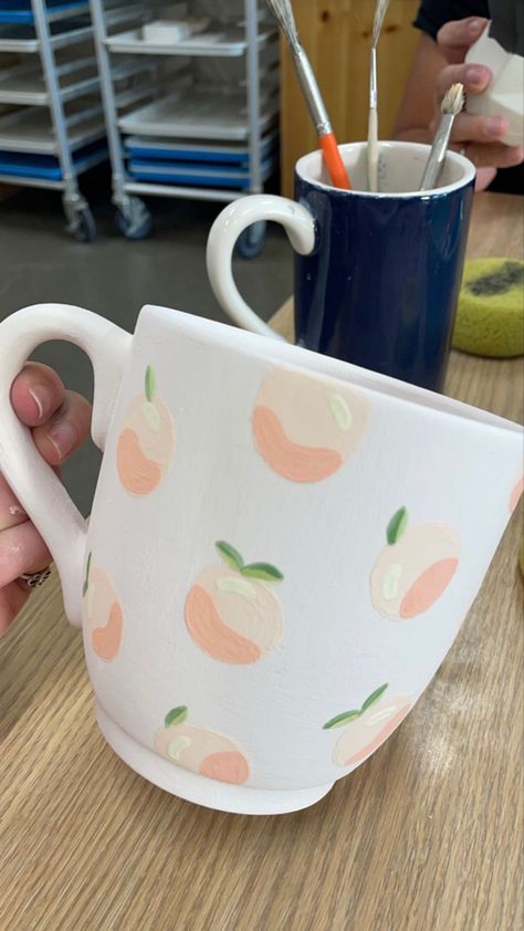 Fruit Painted Mugs, Coffee Mugs Painting, Pinterest Pottery Painting, Coffee Mug Painting Ideas Easy, Cute Pottery Painting Ideas Fruit, Peaches Pottery Painting, Cute Mug Designs Ceramics, Pottery Painting Inspo Fruit, Simple Mug Designs Painted