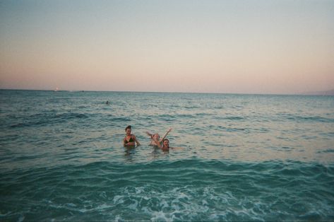 Summer Film Camera, Beach Disposable Pictures, Film Camera Beach Photos, Aesthetic Disposable Camera Photos, Disposable Camera Photography Beach, Summer Digital Camera Aesthetic, Fuji Film Picture Ideas, Summer Disposable Photos, Disposable Camera Photography Aesthetic