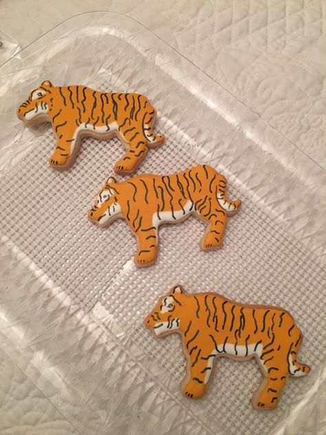 Tiger cookies Tiger Cookies Royal Icing, Tiger Cookies Decorated, Easy Bday Cakes, Flag Sugar Cookies, Birthday Cookie Designs, Wild One Cookies, Zoo Birthday Party Ideas, Jungle 1st Birthday Party, Jungle Cookies