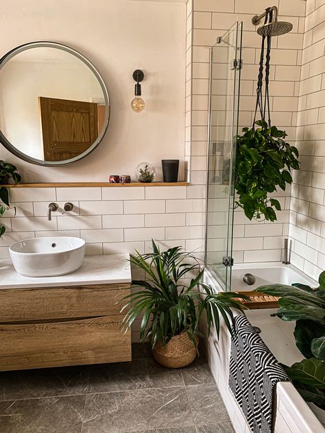 Rustic Scandinavian Bathroom, Bathrooms With Lots Of Plants, Plants In Bathroom Ideas, Bathroom Inspo Small, Bathroom Scandi, Vintage Decor Bathroom, Bathroom Ideas Natural, Scandinavian Bathroom Decor, Scandinavian Interior Bathroom