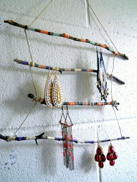 Diy Earring Holder, 10 Mayo, Hippie Crafts, Twig Jewelry, Diy Jewelry Holder, Budget Ideas, Diy Holder, Wood Crafts Diy, Earring Holder