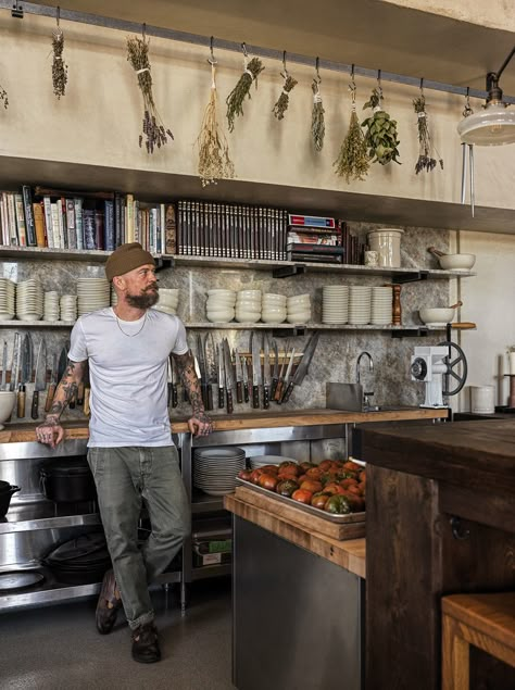 Kitchen Restaurant Design, Open Kitchen Restaurant, Beautiful Shops, Diy Wooden Wall, Magazine Racks, Wooden Rack, Chefs Kitchen, Wooden Shelf, Restaurant Kitchen