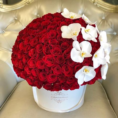 A Big Bouquet Of Roses, Led Flower Bouquet, Roses Bouquet Big, Big Red Bouquet Flowers, Red Roses Luxury, Wood Flower Box, Big Bouquet Of Roses Valentines, Rosen Box, Rose Delivery