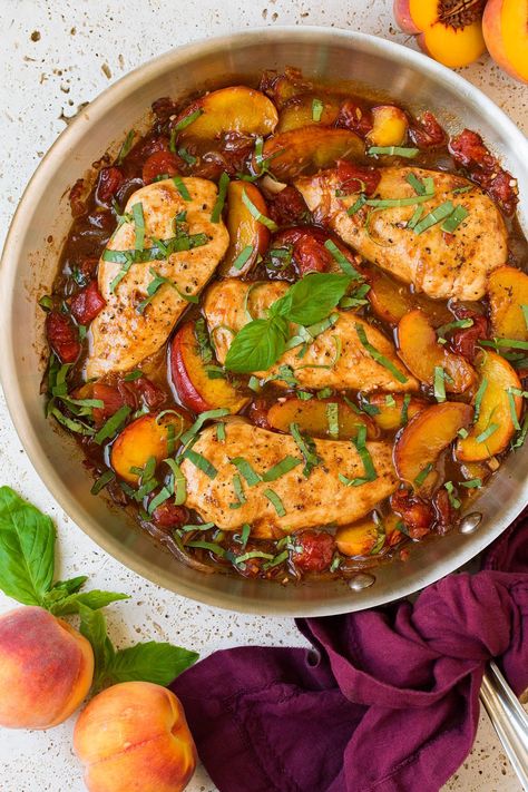 Peach Chicken with robust balsamic flavors! This easy skillet dinner is a breeze to prepare and it's jam packed with freshness. A healthy dinner everyone Balsamic Peach Chicken, Chicken And Peaches, Recipe Chicken Breast, Balsamic Peach, Easy Skillet Dinner, Fresh Peach Recipes, Peach Chicken, Summer Chicken Recipes, Balsamic Recipe