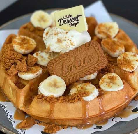 Drizzles of rich salted caramel sauce, banana & Lotus Biscoff crumbs. Biscoff Waffles, Waffle Sandwiches, Caramel Waffles, Waffle Shop, Dessert Waffles, Caramel Pudding, Waffle Sandwich, Waffle Cake, Yummy Alcoholic Drinks