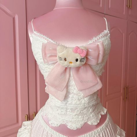 Shop new in 🖤🩷 handmade & limited 🎀🪞🩰🦢🕯️ shop new in! Use code : BB for 10% off 💕 Dress Diy Ideas, Pink Cute Hello Kitty, Coquette Gloomy, Mexican Outfits, Kawaii Outfit Ideas, Kawaii Outfit, Kitty Clothes, Hello Kitty Clothes, Doll Closet