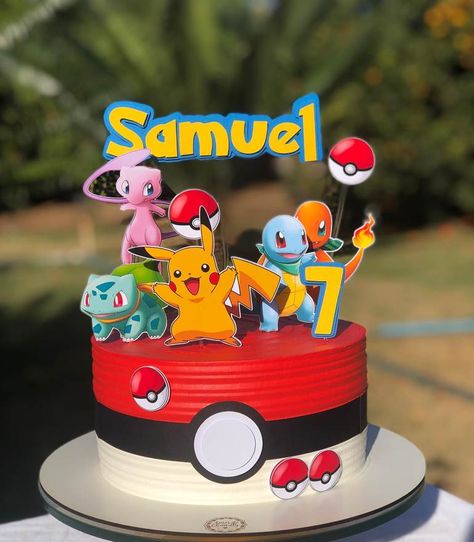 Se você está procurando uma maneira divertida de surpreender seus convidados em uma festa, então um bolo decorado Pokemon é a escolha certa. Estes bol... Pokemon Party Cake, Pokemon Party Ideas Decoration, Pokemon Birthday Cake Ideas, Pokemon Cake Toppers Printable, Pokemon Themed Cake, Pokemon Cake Birthday, Pokemon Birthday Cakes, Pokemon Birthday Party Cake, Pokemon Theme Cake