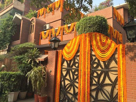 House Decor with Marigolds Shaadi Decoration, Shadi Decoration, Palace Decor, Haldi Decoration Ideas, Haldi Ceremony Decorations, Indian Wedding Decorations Receptions, Small Wedding Decor, Engagement Decoration, Home Flower Decor