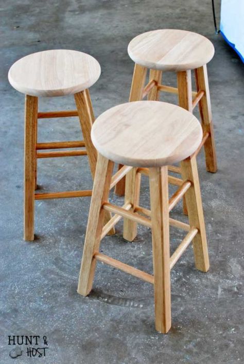 the after of these bar stools is just WOW! Cheap Bar Stools, Bar Stool Makeover, Painted Bar Stools, Diy Bar Stools, Stool Makeover, Paint Bar, Budget Decorating, Treasure Crafts, Chair Makeover